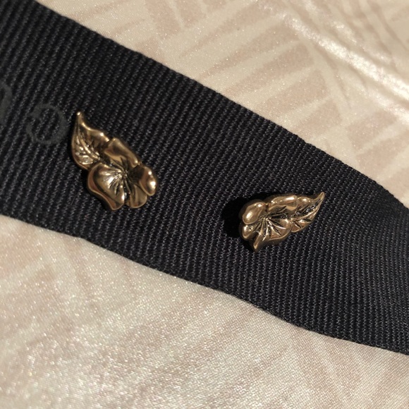 Vintage Avon NWOT Art Nouveau stud flower pierced earrings - - Picture 3 of 6